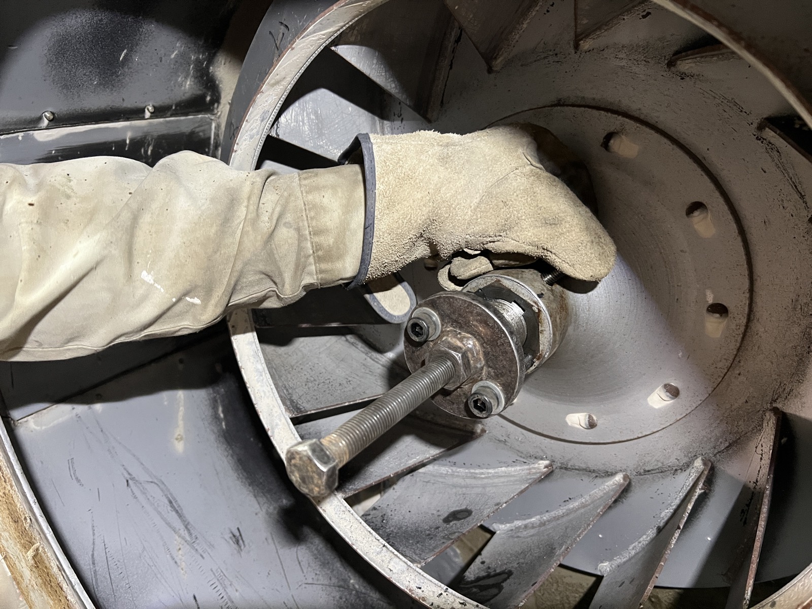 自作した治具でランナーを取り外す作業