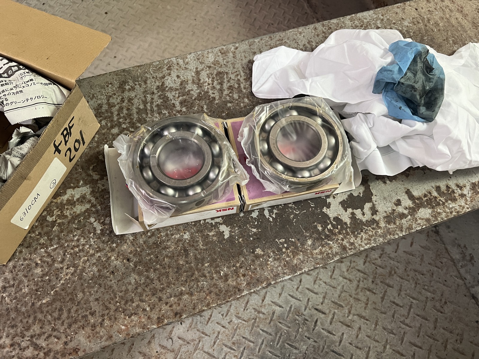 交換用の新品ベアリング